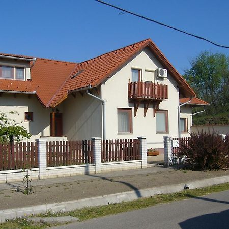 Csipkehaz Apartman Черкесёлё Экстерьер фото