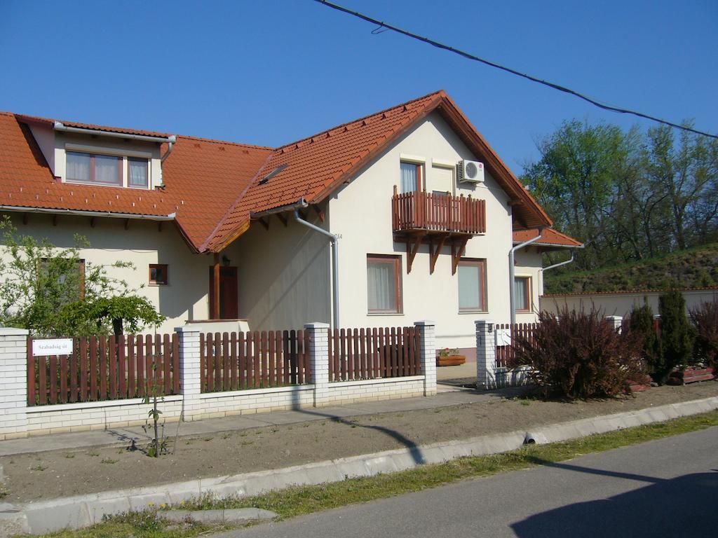 Csipkehaz Apartman Черкесёлё Экстерьер фото